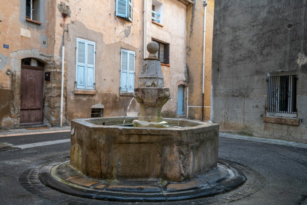 fontaine Romane Besse sur issole