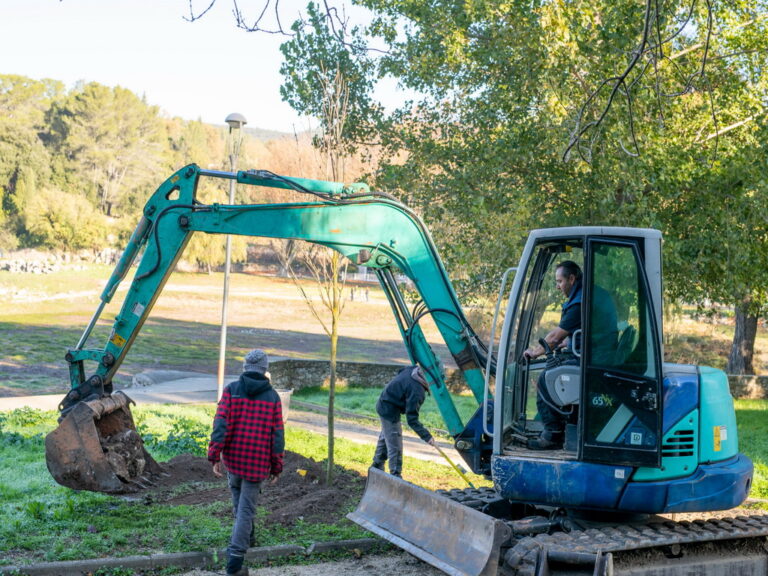 Mairie de besse sur issole - planatation d'arbres