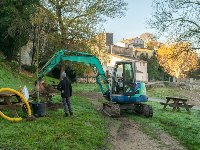 Mairie de besse sur issole - planatation d'arbres