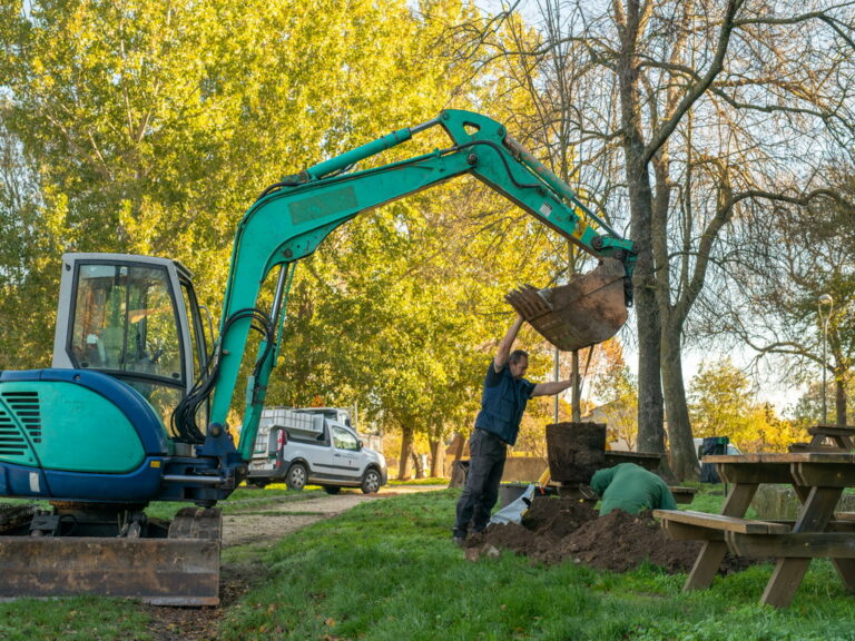 Mairie de besse sur issole - planatation d'arbres