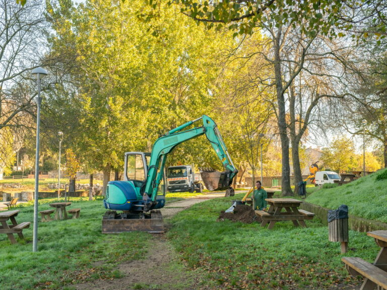 Mairie de besse sur issole - planatation d'arbres