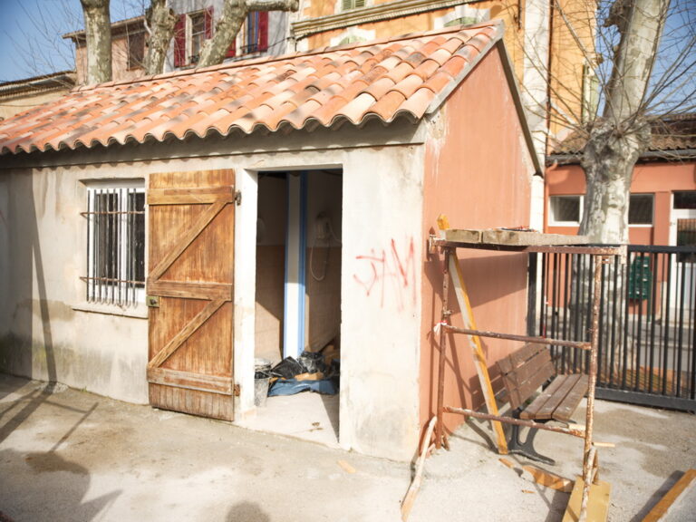 Mairie de besse sur issole - restauration toilettes école maternelle